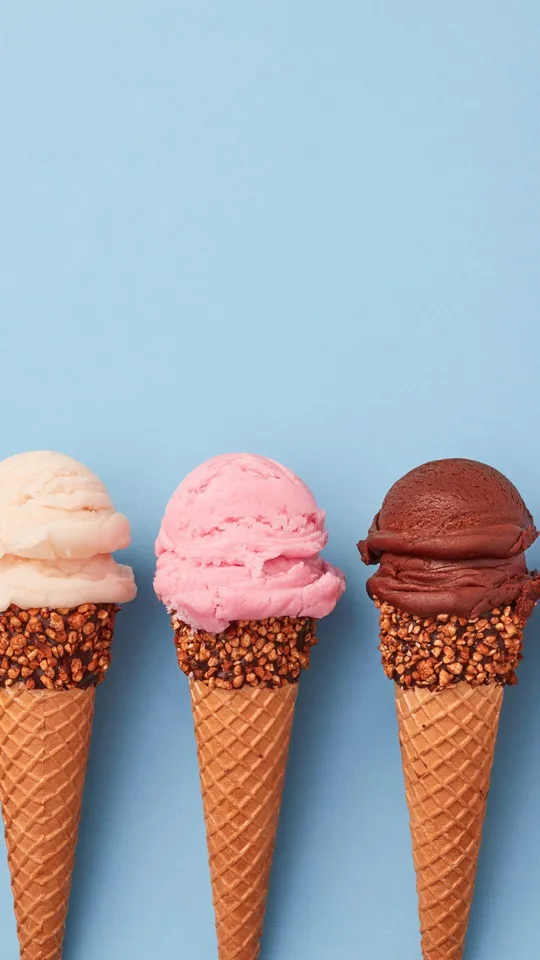 Tre coni di gelato: limone, fragola, cioccolato